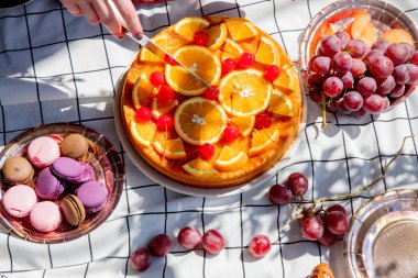 Piknik chacked ll bir olay günü için portakal ile Kadın kesim pasta