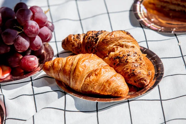 Kontrol edilmiş bir tabakta iki kruvasan 