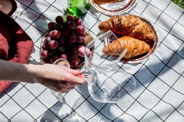 Female holding a wine glasses for a date on checked litter with — Stock Photo, Image