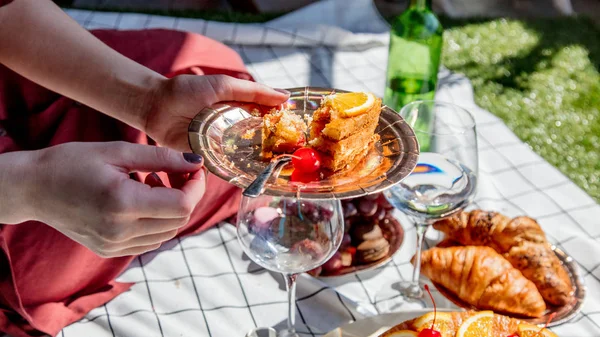 Female on picnic. Pie, glass and bottle of water, on checked lit — Stock Photo, Image