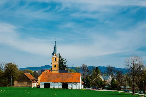 Dağlar ve mavi gökyüzü ile eski Hıristiyan kırsal kilise — Stok fotoğraf
