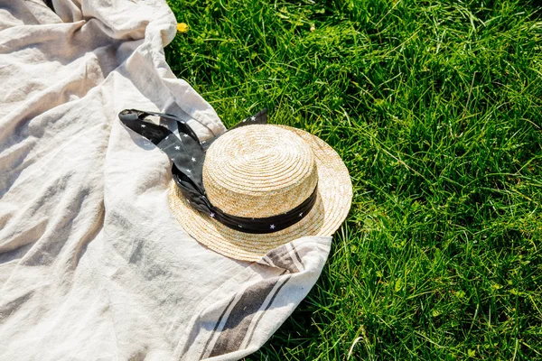 Doek en muts op picknick op weide. — Stockfoto