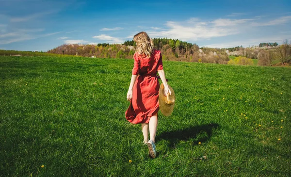 Mooi meisje in rode jurk en hoed hebben een zorgeloze tijd op Mead — Stockfoto