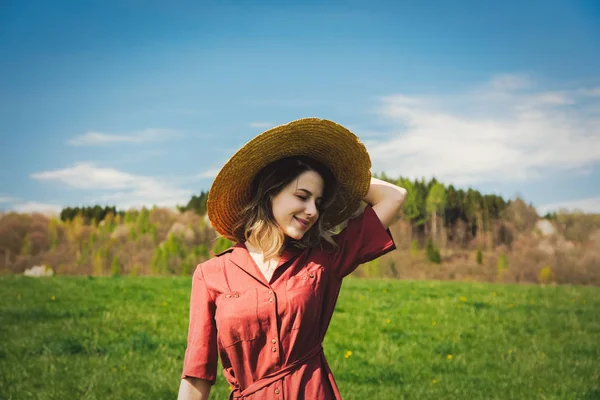 Belle fille en robe rouge et chapeau ont un temps insouciant sur l'hydromel — Photo