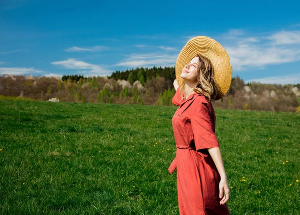 Hermosa chica en vestido rojo y sombrero tienen un tiempo despreocupado en el aguamiel —  Fotos de Stock