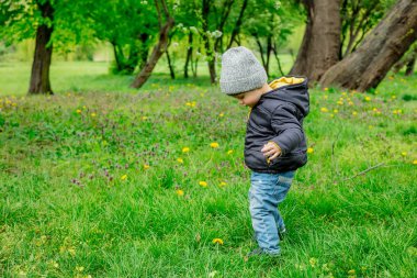 Ceket ve şapka küçük yürümeye başlayan çocuk