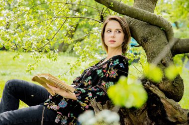 Bahar Parkı 'nda kitabı olan bir kadın..