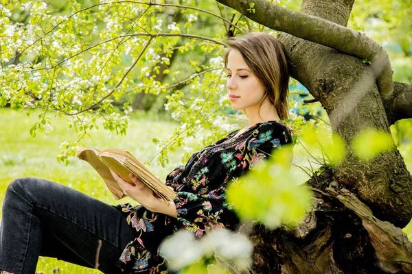 Mujer con libro en el parque de primavera . — Foto de Stock