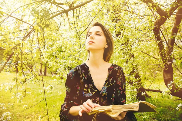 Donna con libro nel parco primaverile . — Foto Stock