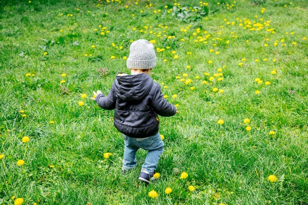 봄 시간 공원에서 재킷과 모자에 소년 — 스톡 사진