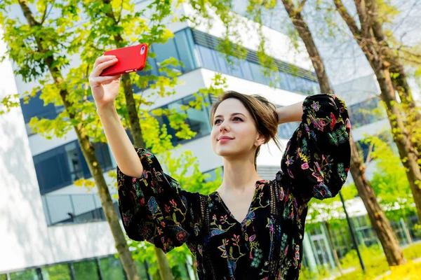 Giovane donna sta facendo selfie con il telefono cellulare — Foto Stock