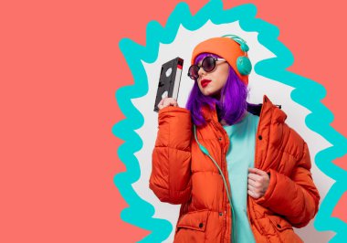 Yaşayan mercan renginde Vhs kaseti olan genç bir kız.