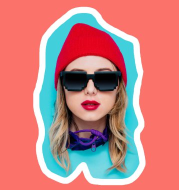 Mavi ve liv üzerinde kap ve güneş gözlüğü genç bir stil kız Başkanı