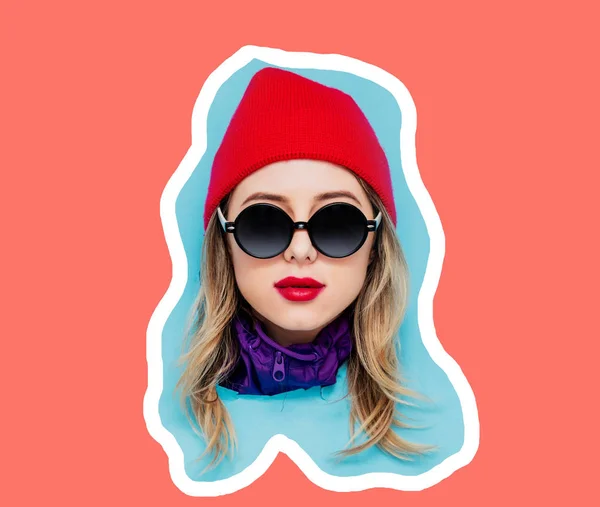 Testa di una giovane ragazza in stile berretto e occhiali da sole su blu e liv — Foto Stock