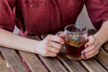 Bir sabah evde çay bardağı ile güzel kadın