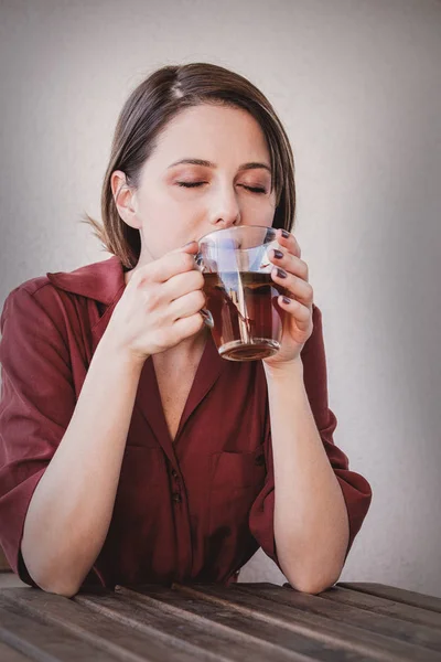 Bir sabah evde çay bardağı ile güzel kadın — Stok fotoğraf