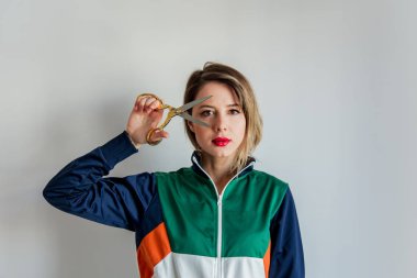 Zebra pantolonlu genç bir kız ve 90 'lar tarzı makaslı bir ceket.