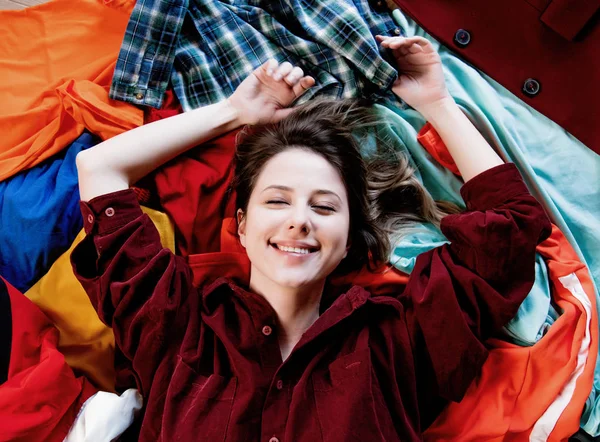 Menina sorridente na camisa vermelha está em suas coisas . — Fotografia de Stock