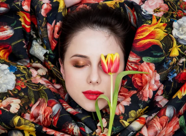 Porträtt av en ung flicka med rött läppstift och höljd blomma f — Stockfoto