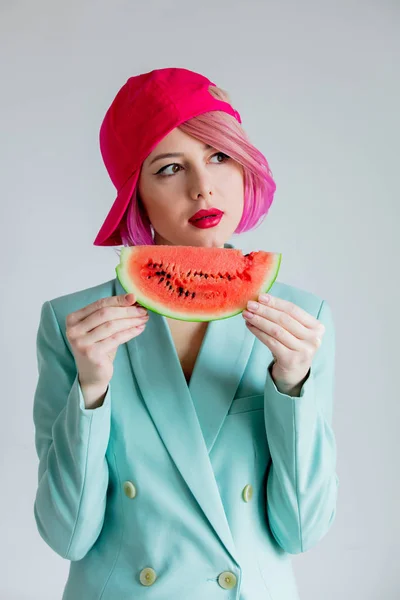 Ritratto di una giovane ragazza con i capelli rosa in abiti formali del — Foto Stock