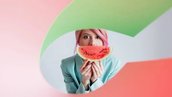 Ritratto di una giovane ragazza con i capelli rosa in abiti formali del — Foto Stock