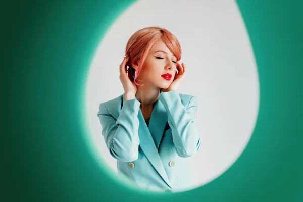 Mujer Yong con pelo rosa y chaqueta azul — Foto de Stock