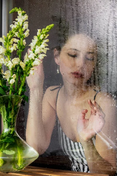 Joven mujer triste en la ventana mojada después de que la lluvia pierde el plan — Foto de Stock