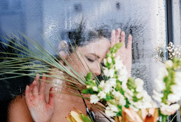 Młoda smutna kobieta przy mokrym oknie po tym, jak deszcz przegapił plan — Zdjęcie stockowe