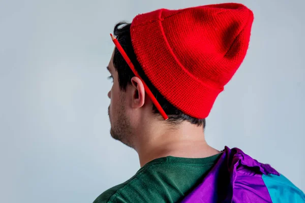 Estilo homem em chapéu vermelho e roupas da moda com lápis na orelha . — Fotografia de Stock