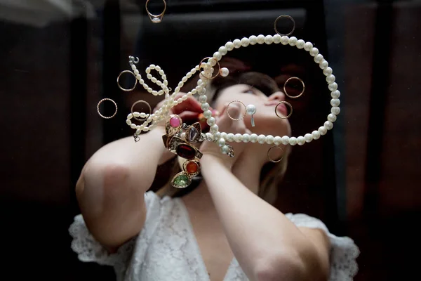 Young woman with jewelry and bijouterie — ストック写真