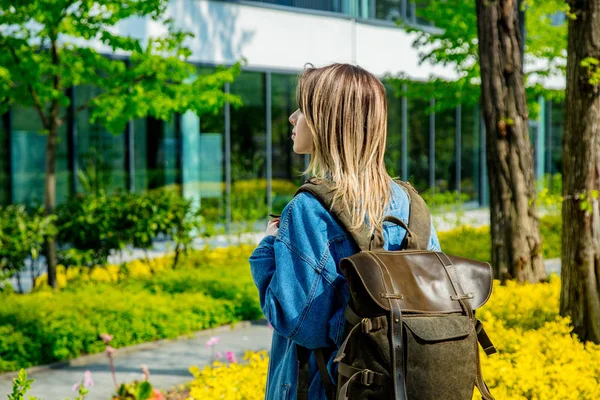 Bir sırt çantası ile genç bir öğrenci kampüs yakınında ilk kez — Stok fotoğraf