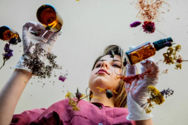 Profumiere giovane donna preparare erbe e fiori per fare un perf — Foto Stock