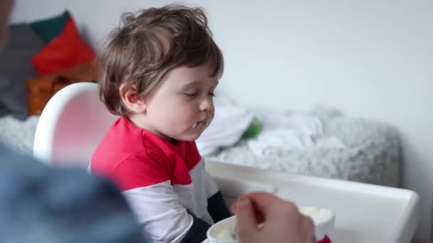Pequeño Niño Sentado Una Silla Durante Alimentación Casa — Vídeo de stock