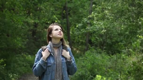 Jovem Mulher Com Mochila Uma Floresta Mista Beskidy Polônia Primavera — Vídeo de Stock