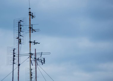 Bulutlu bir günde çatıda Ultra yüksek frekanslı Tv antena. 