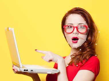 Dizüstü bilgisayar ve Kimlik güvenlik noktaları ile şaşırttı redhead kız 