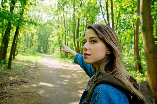 Junge Frau mit Rucksack im Mischwald — Stockfoto