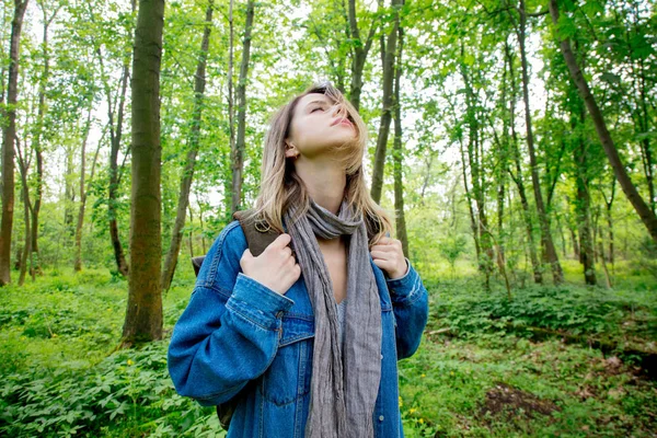 Jeune femme avec sac à dos dans une forêt mixte — Photo