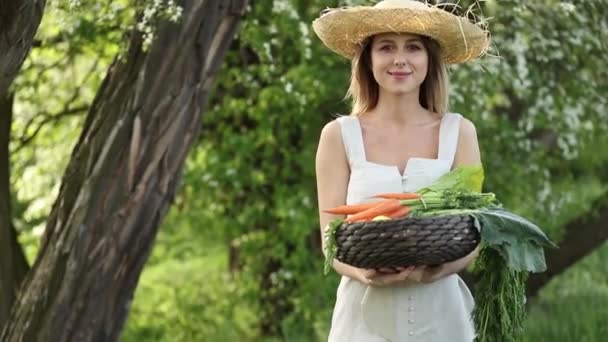 Ung Kaukasisk Kvinna Hatt Innehav Korg Grönsaker Med Träd Bakgrunden — Stockvideo