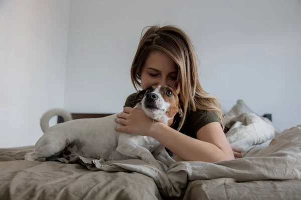 Frau mit Hund im Bett — Stockfoto