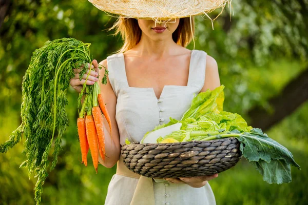 Mladá žena s košem zeleniny na jaře čas venkovní — Stock fotografie