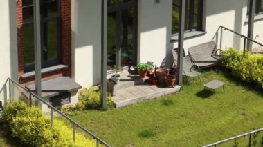 Çatı katında terasın modern dış cephesi