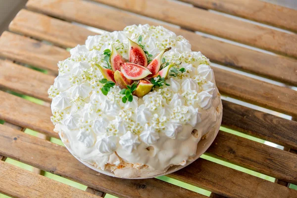 Torta di crosta croccante di meringa alla crema e con fico su un tavolo — Foto Stock