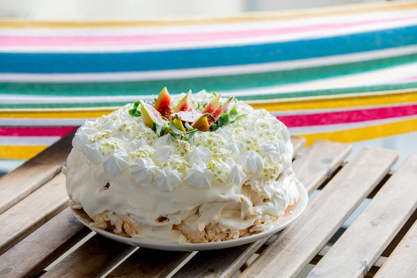 Torta di crosta croccante di meringa alla crema e con fico su un tavolo — Foto Stock