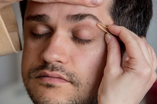 El joven se arrancó las cejas —  Fotos de Stock