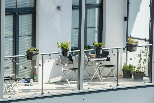 Сучасний зовнішній вигляд на балконі в лофт — стокове фото