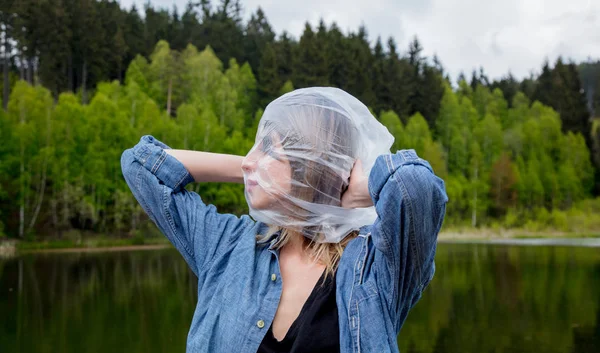 Ragazza Con Sacchetto Cellophane Sulla Testa Vicino Lago Foresta Sullo — Foto Stock