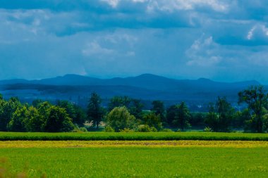 Backgroun üzerinde dağlar ve mavi gökyüzü ile kırsal kırsal alan