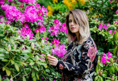 bahar tim bir grarden içinde rhododendron çiçekleri yakın stil kadın