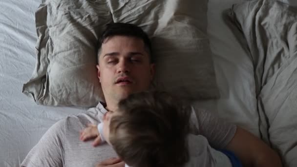 Bilder Unga Far Liggande Säng Med Ett Småbarn Pojke Barn — Stockvideo